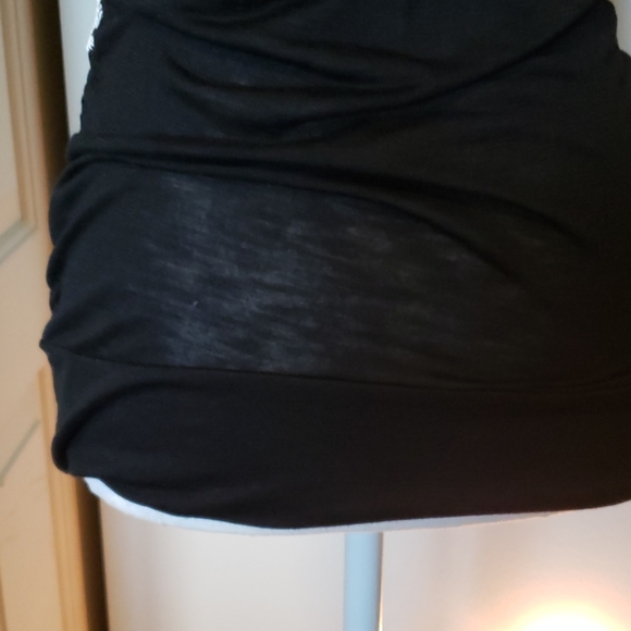 Casual light-knit black top with white floral - Picture 4 of 4